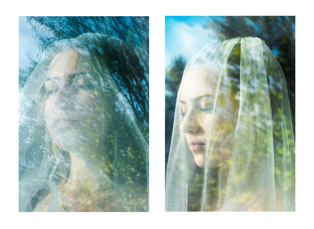 Portret fotografie van meisje achter raam met reflectie van bomen en lucht.