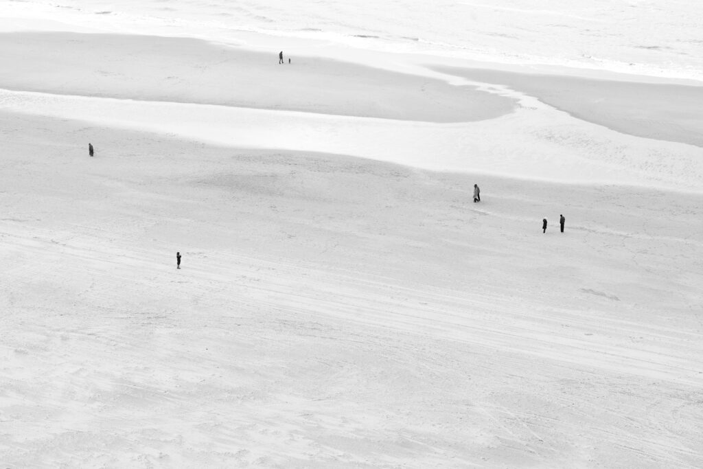 Foto hoog genomen van mooie compositie en lijnen spel strand.