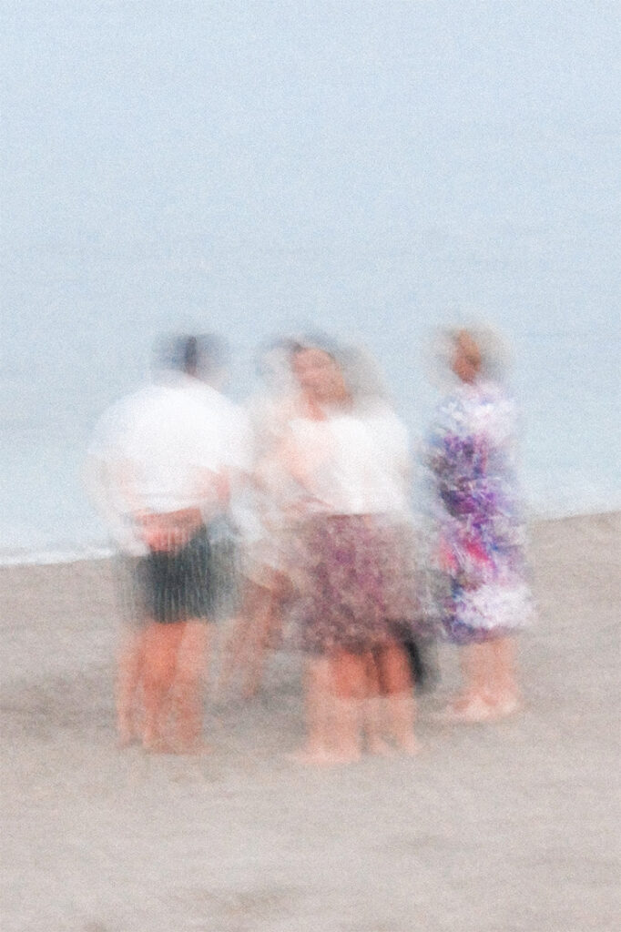 Artistieke kunstzinnige foto van mensen die een conversatie hebben op strand in Barcelona.