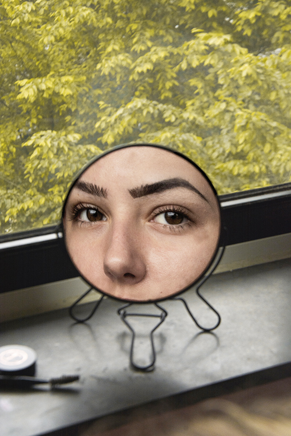 portret van meisje in make-up spiegeltje