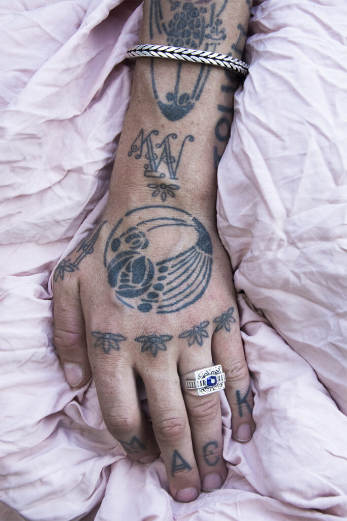 kwetsbare hand met tatoeages